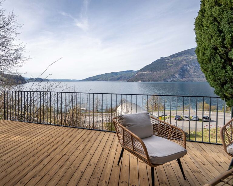 Staketengeländer pulverbeschichtet Anthrazit mit Ausblick auf See